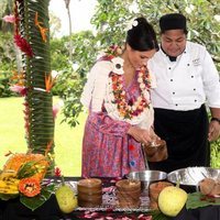 Meghan Markle sirviendo comida en Fiji