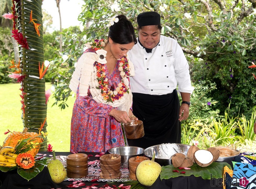 Meghan Markle sirviendo comida en Fiji