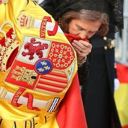 La Reina Sofía besa la bandera de España