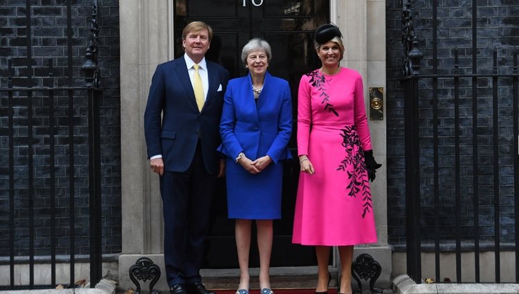 Guillermo Alejandro y Máxima de Holanda con la Primera Ministra británica, Theresa May