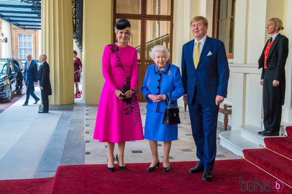 Guillermo Alejandro y Máxima de Holanda con la Reina Isabel en el Palacio de Buckingham