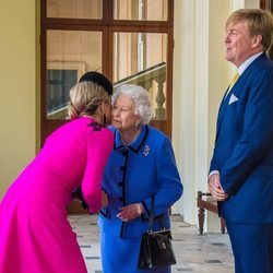 Guillermo Alejandro y Máxima de Holanda se despiden de la Reina Isabel