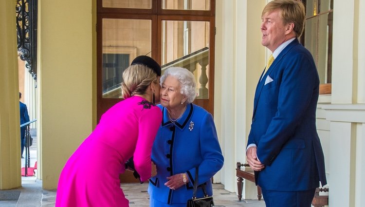 Guillermo Alejandro y Máxima de Holanda se despiden de la Reina Isabel