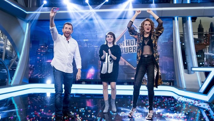 María Castro y Angy Fernández divirtiéndose junto a Pablo Motos en 'El hormiguero'