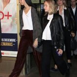 Victoria Federica cogiendo de la mano a Irene Urdangarin a su salida de ver el musical 'El médico'