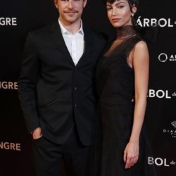 Álvaro Cervantes y Úrsula Corberó en la premiere de 'El árbol de sangre'