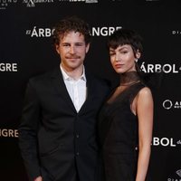 Álvaro Cervantes y Úrsula Corberó en la premiere de 'El árbol de sangre'