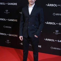 Álvaro Cervantes en la premiere de 'El árbol de sangre'