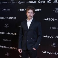 Álvaro Cervantes en la premiere de 'El árbol de sangre'