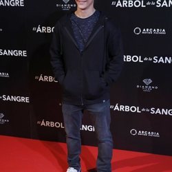 Miguel Herrán en la premiere de 'El árbol de sangre'