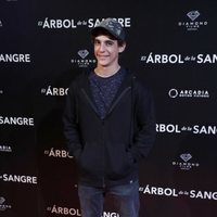 Miguel Herrán en la premiere de 'El árbol de sangre'