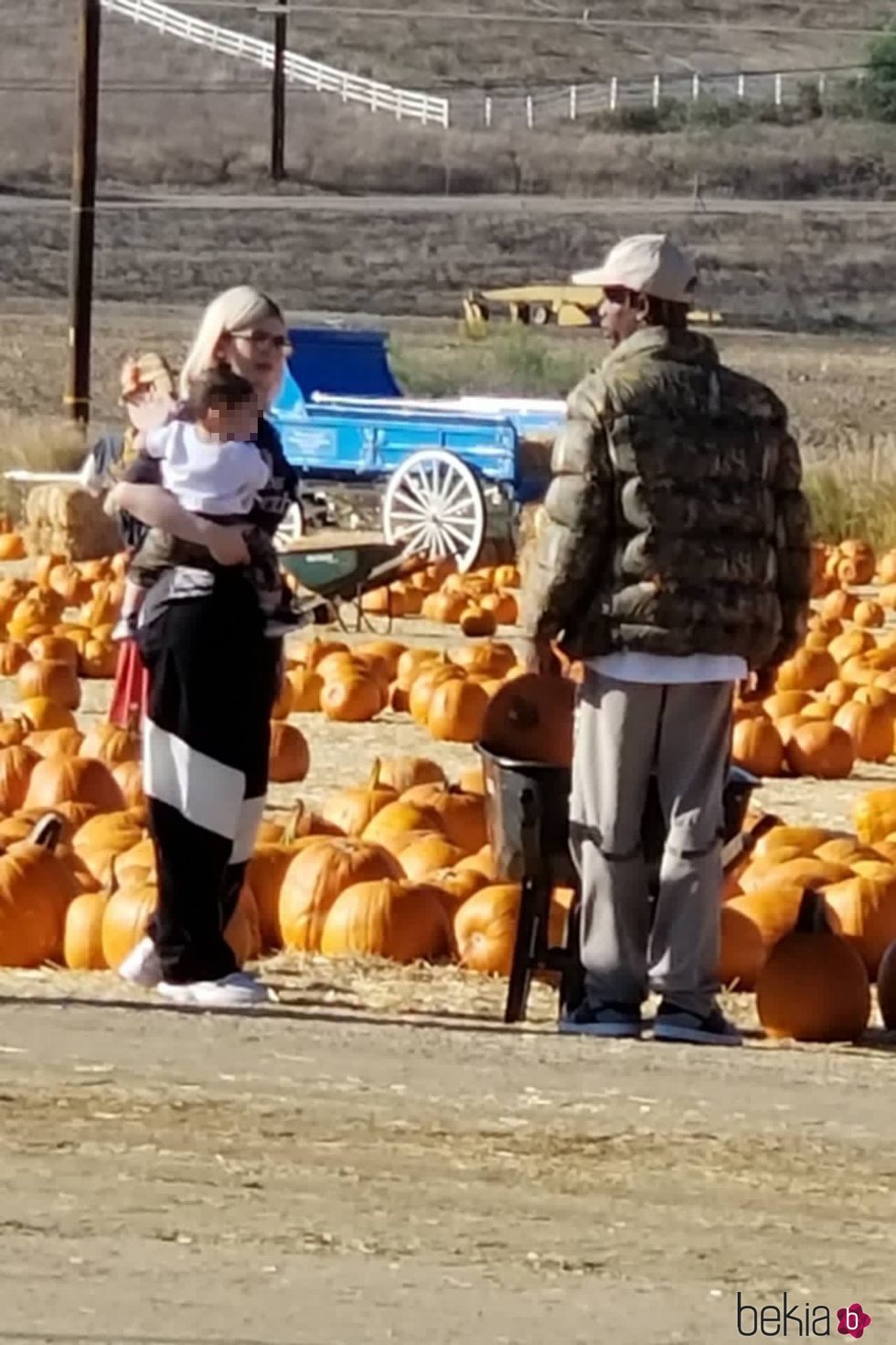 Kylie Jenner y Travis Scott en el parque de calabazas