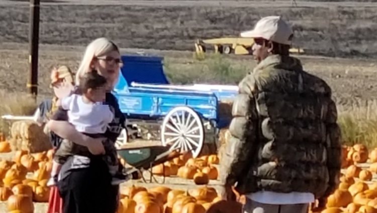 Kylie Jenner y Travis Scott en el parque de calabazas