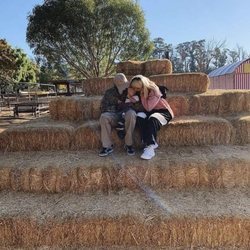 Kylie Jenner, Stormi y Travis Scott en el parque de calabazas