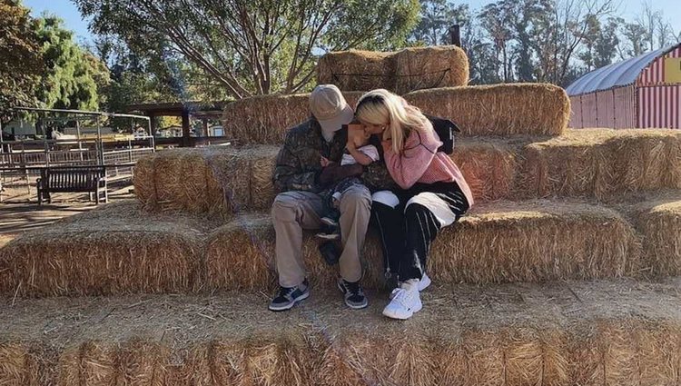 Kylie Jenner, Stormi y Travis Scott en el parque de calabazas