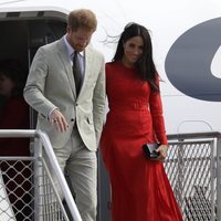 Los Duques de Sussex llegando a Tonga dentro de su gira por Oceanía