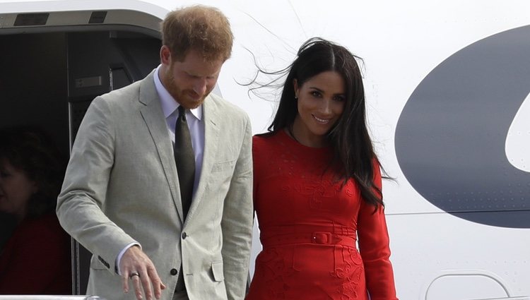 Los Duques de Sussex llegando a Tonga dentro de su gira por Oceanía