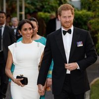 Los Duques de Sussex llegando a la cena con el Rey de Tonga