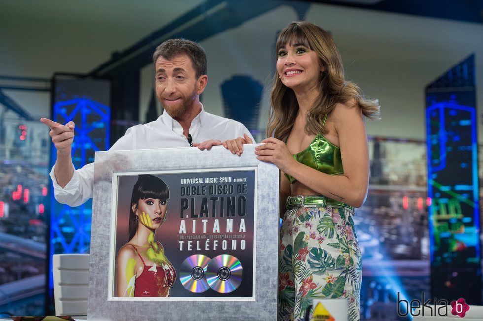 Aitana Ocaña recibe el disco de platino por 'Teléfono' en 'El Hormiguero'