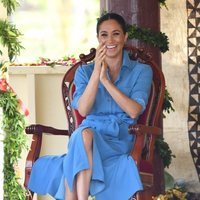 Meghan Markle riéndose en su visita a una escuela de Tonga