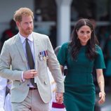 Los Duques de Sussex cogidos de la mano llegando a un acto en Fiji