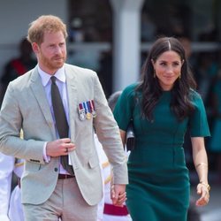 Los Duques de Sussex cogidos de la mano llegando a un acto en Fiji