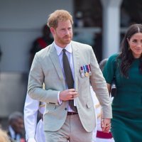 Los Duques de Sussex cogidos de la mano llegando a un acto en Fiji