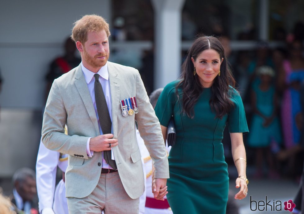 Los Duques de Sussex cogidos de la mano llegando a un acto en Fiji