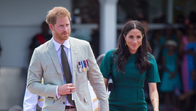 Los Duques de Sussex cogidos de la mano llegando a un acto en Fiji