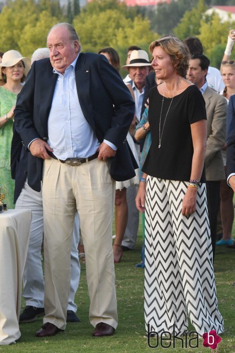 El Rey Juan Carlos y Simoneta Gómez-Acebo sonríen en el torneo de polo de Sotogrande