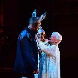 Judi Dench actuando en la gala por el 70 cumpleaños del Príncipe Carlos de Inglaterra