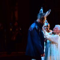 Judi Dench actuando en la gala por el 70 cumpleaños del Príncipe Carlos de Inglaterra