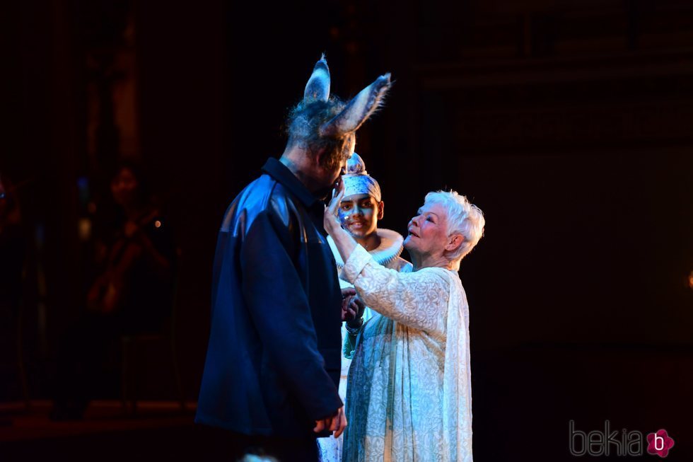 Judi Dench actuando en la gala por el 70 cumpleaños del Príncipe Carlos de Inglaterra