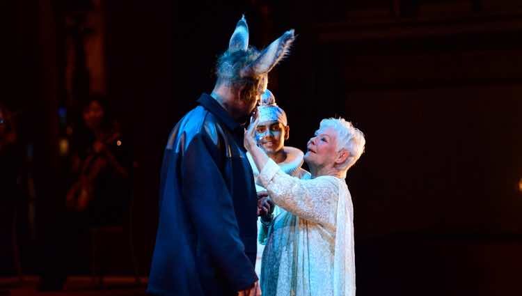 Judi Dench actuando en la gala por el 70 cumpleaños del Príncipe Carlos de Inglaterra