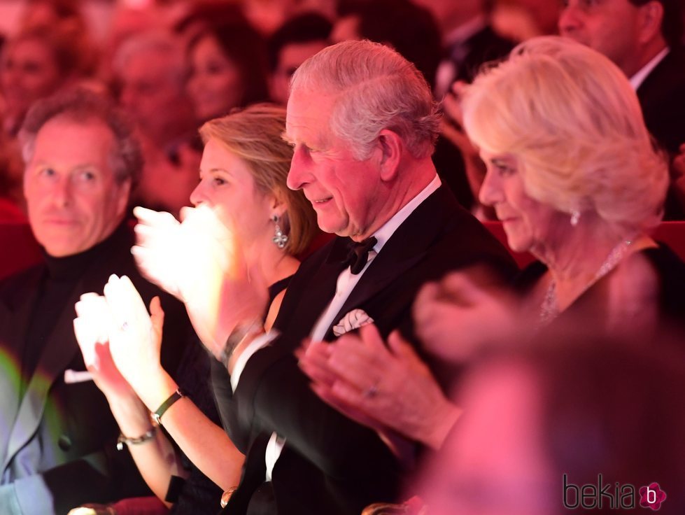 El Príncipe Carlos de Inglaterra con Camilla Parker en la gala de celebración de su 70 cumpleaños