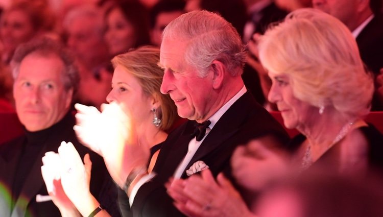 El Príncipe Carlos de Inglaterra con Camilla Parker en la gala de celebración de su 70 cumpleaños