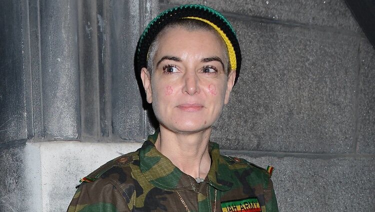 Sinead O'Connor posando