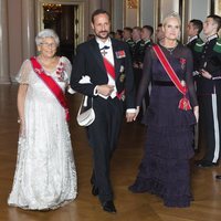 Mette-Marit de Noruega junto al Príncipe Haakon y la Princesa Astrid Fru Ferner