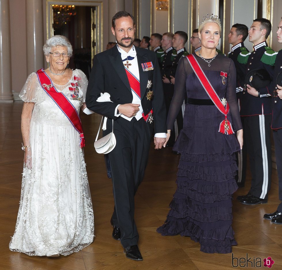 Mette-Marit de Noruega junto al Príncipe Haakon y la Princesa Astrid Fru Ferner