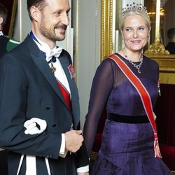 El Príncipe Haakon y la Princesa Mette-Marit en una cena de gala