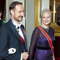 El Príncipe Haakon y la Princesa Mette-Marit en una cena de gala