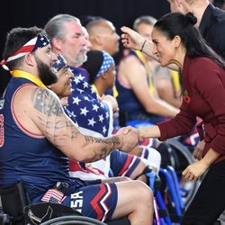 Meghan Markle haciendo entrega de las medallas en los Juegos Invictus de 2018