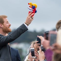 La felicidad del Príncipe Harry tras recibir un regalo para su bebé en su llegada a Nueva Zelanda