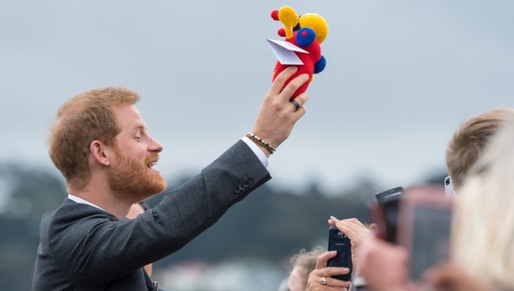 La felicidad del Príncipe Harry tras recibir un regalo para su bebé en su llegada a Nueva Zelanda