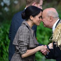 Meghan Markle haciendo el saludo tradicional maorí en su viaje oficial a Neva Zelanda