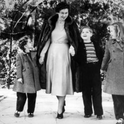 La Princesa Sofía con su madre, la Reina Federica y sus hermanos en los jardines del Palacio real de Atenas