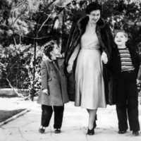 La Princesa Sofía con su madre, la Reina Federica y sus hermanos en los jardines del Palacio real de Atenas