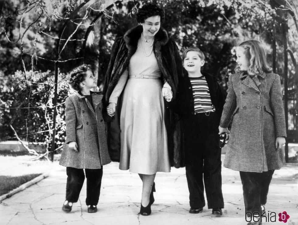 La Princesa Sofía con su madre, la Reina Federica y sus hermanos en los jardines del Palacio real de Atenas