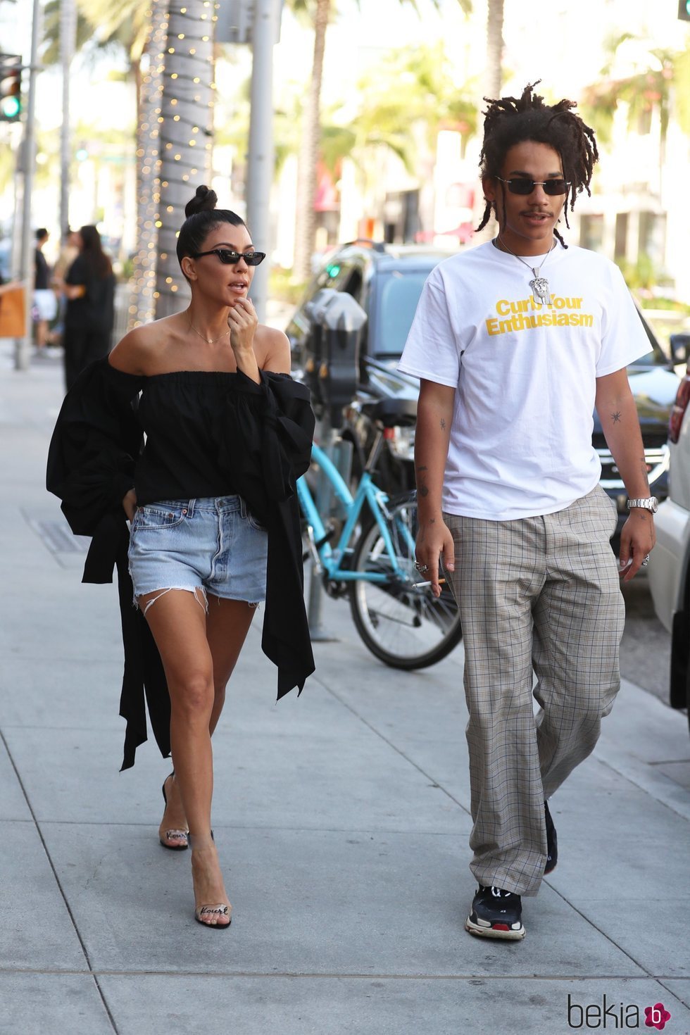 Kourtney Kardashian paseando junto a Luka Sabbat