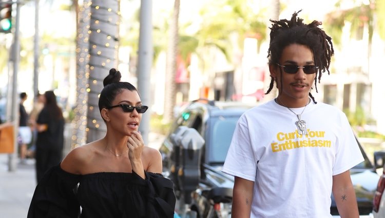 Kourtney Kardashian paseando junto a Luka Sabbat